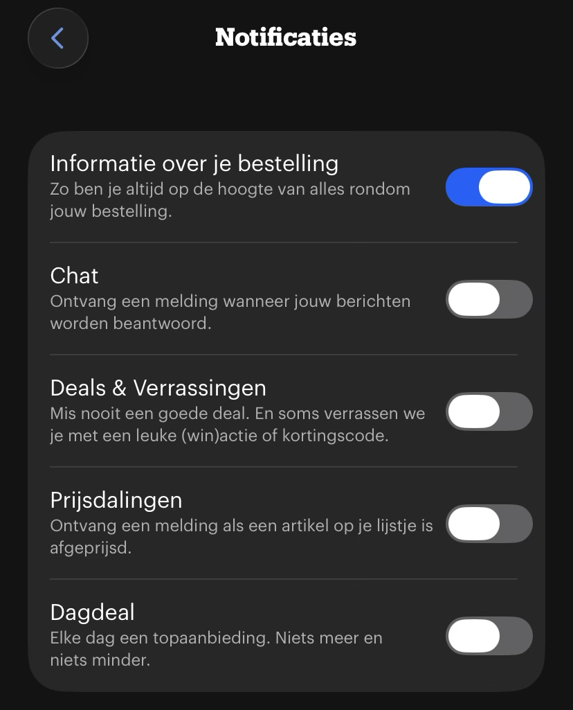 The notification settings in the bol.com app, in Dutch. Only the first setting, information about your order, is switched on. Chat, deals and surprises, price drops and the deal of the day are switched off.